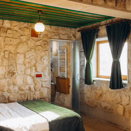 Nissa Cave Готель *